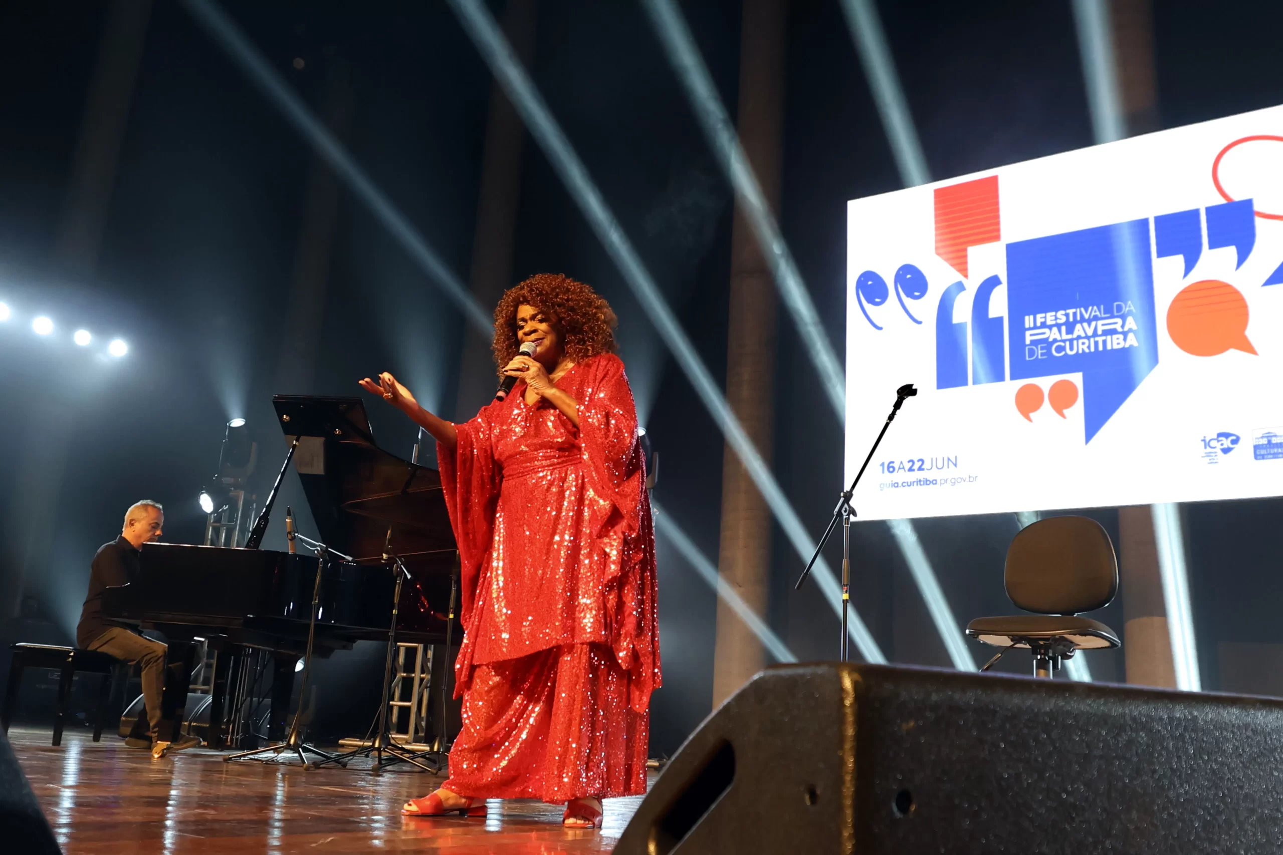 Curitiba celebra música e literatura com show de Zezé Motta