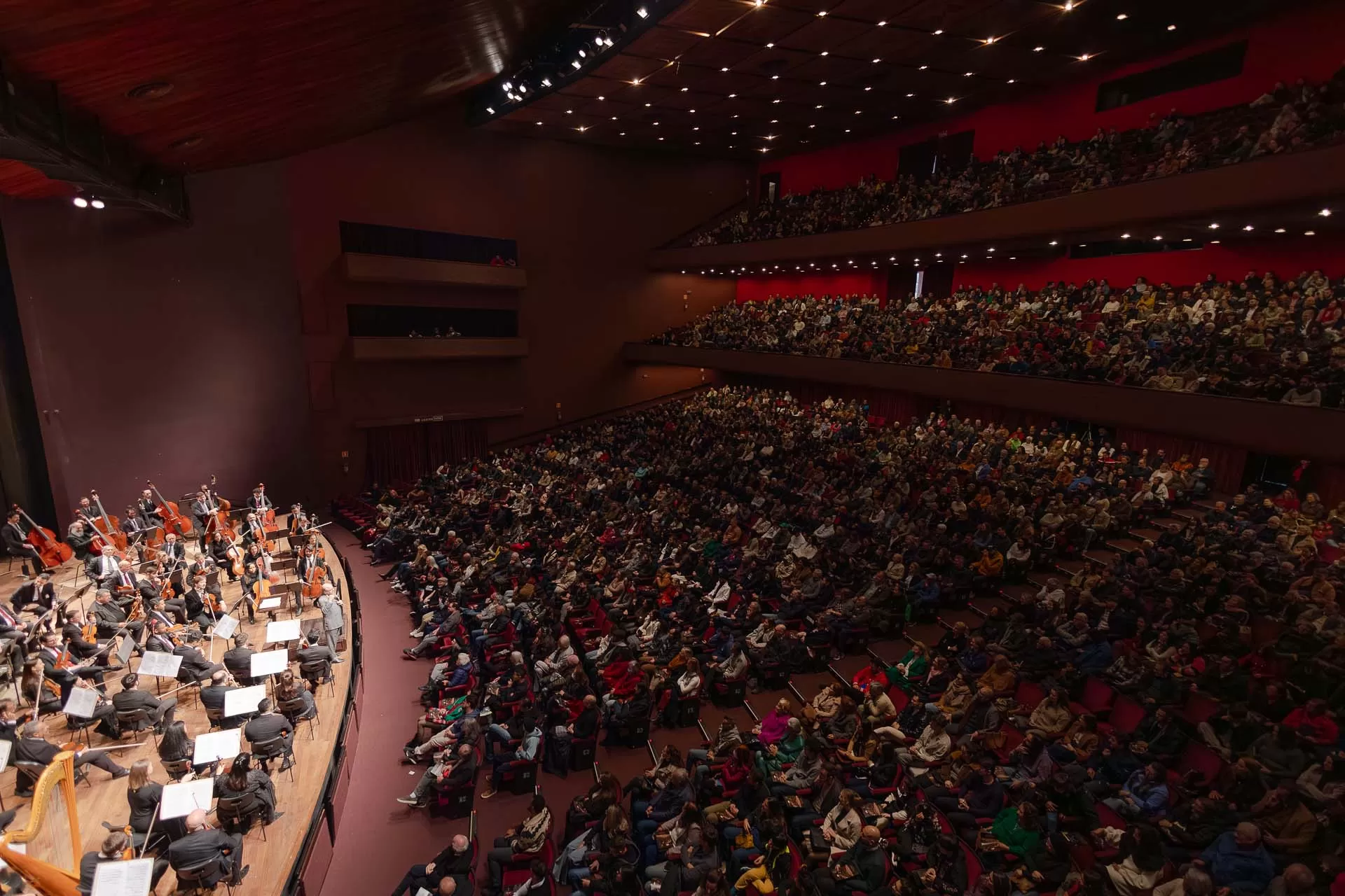 Orquestra Sinfônica do Paraná recebe maestro venezuelano Christian Vásquez