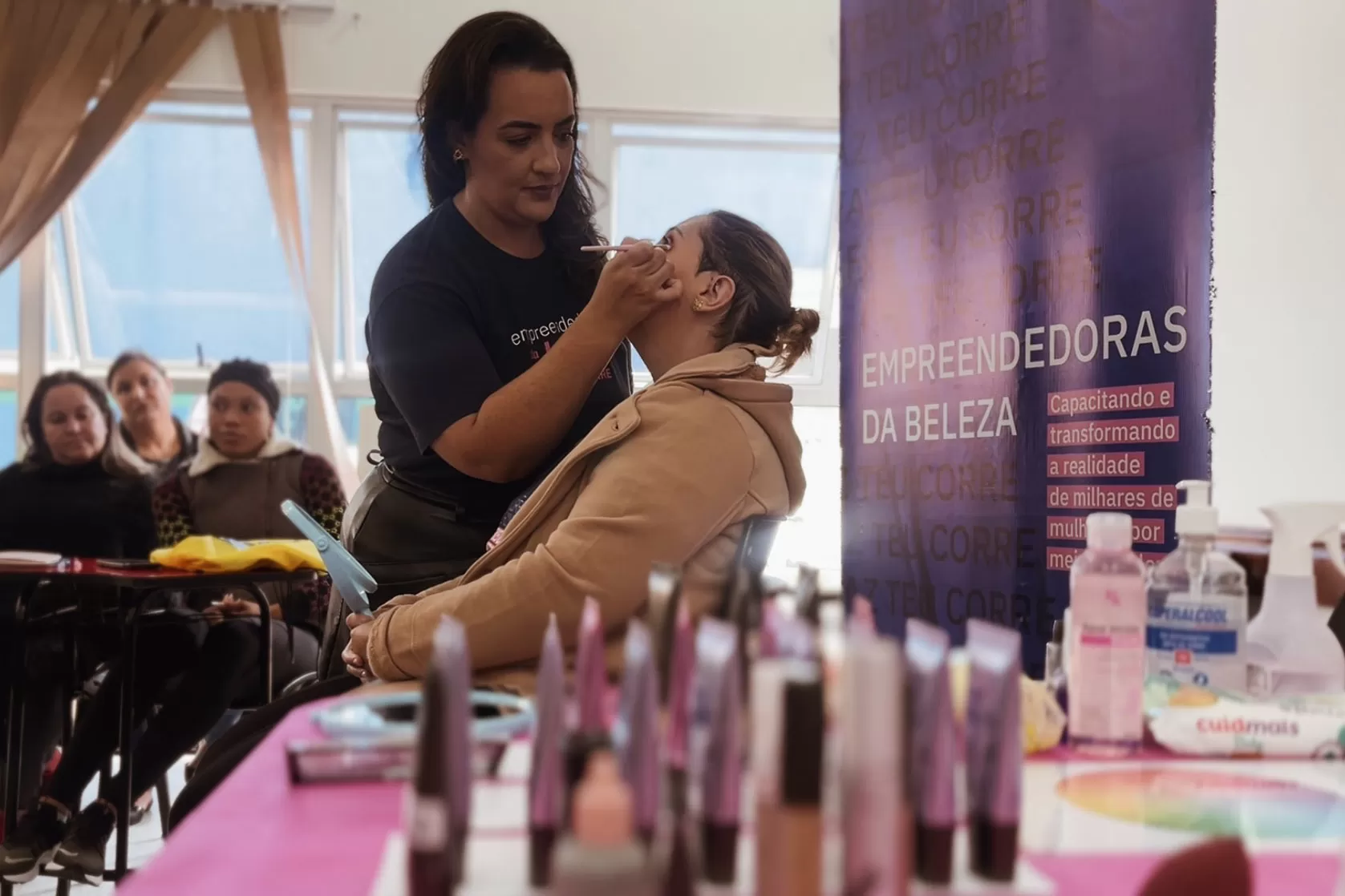 Projeto ‘Empreendedoras da Beleza’ oferta cursos de maquiagem em Curitiba; inscrições estão abertas