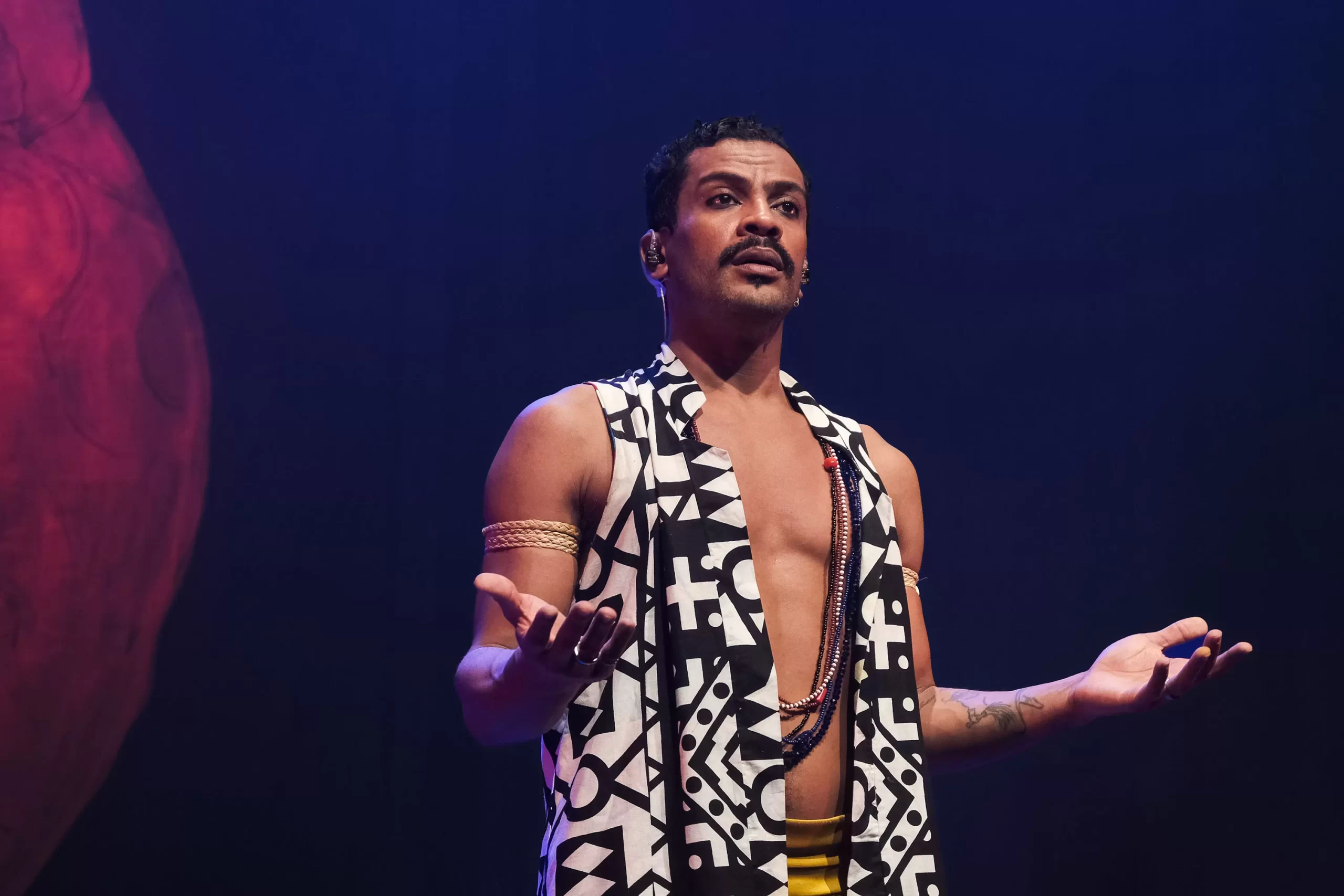 Em Curitiba, espetáculo estrelado por Samuel de Assis convida público a refletir sobre racismo