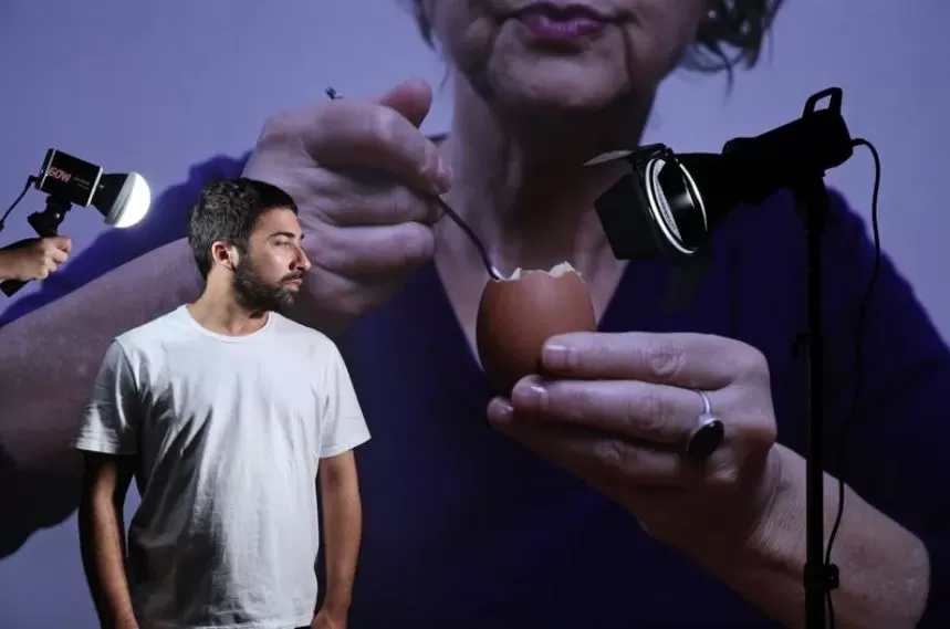 Espetáculo “O Coveiro” une teatro, artes visuais e cinema em apresentação em Curitiba