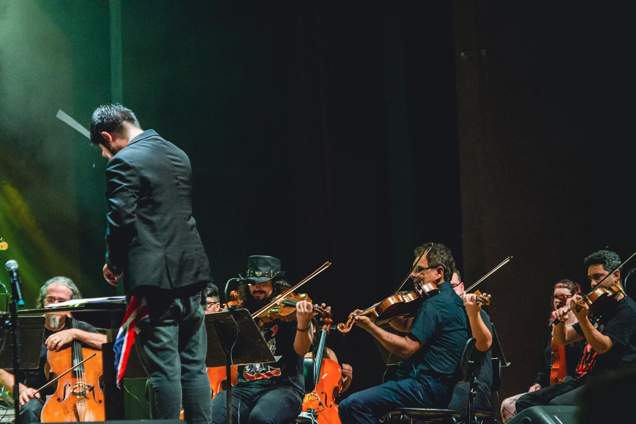 Viola e violinos: Teatro Guaíra recebe Orquestra Cordas do Iguaçu e “Clássicos do Sertanejo”