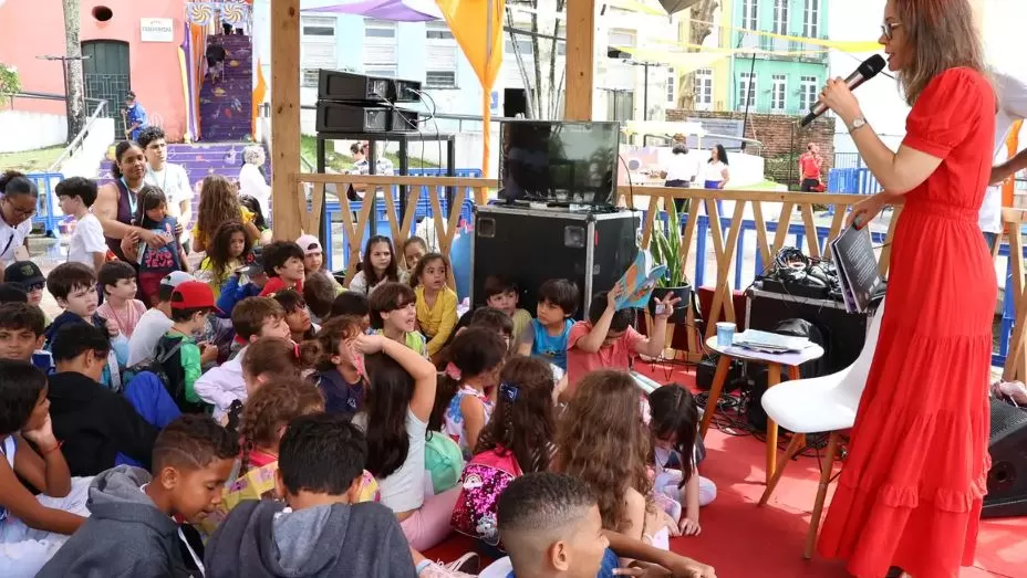 Invisibilidade feminina persiste na literatura, afirma escritora