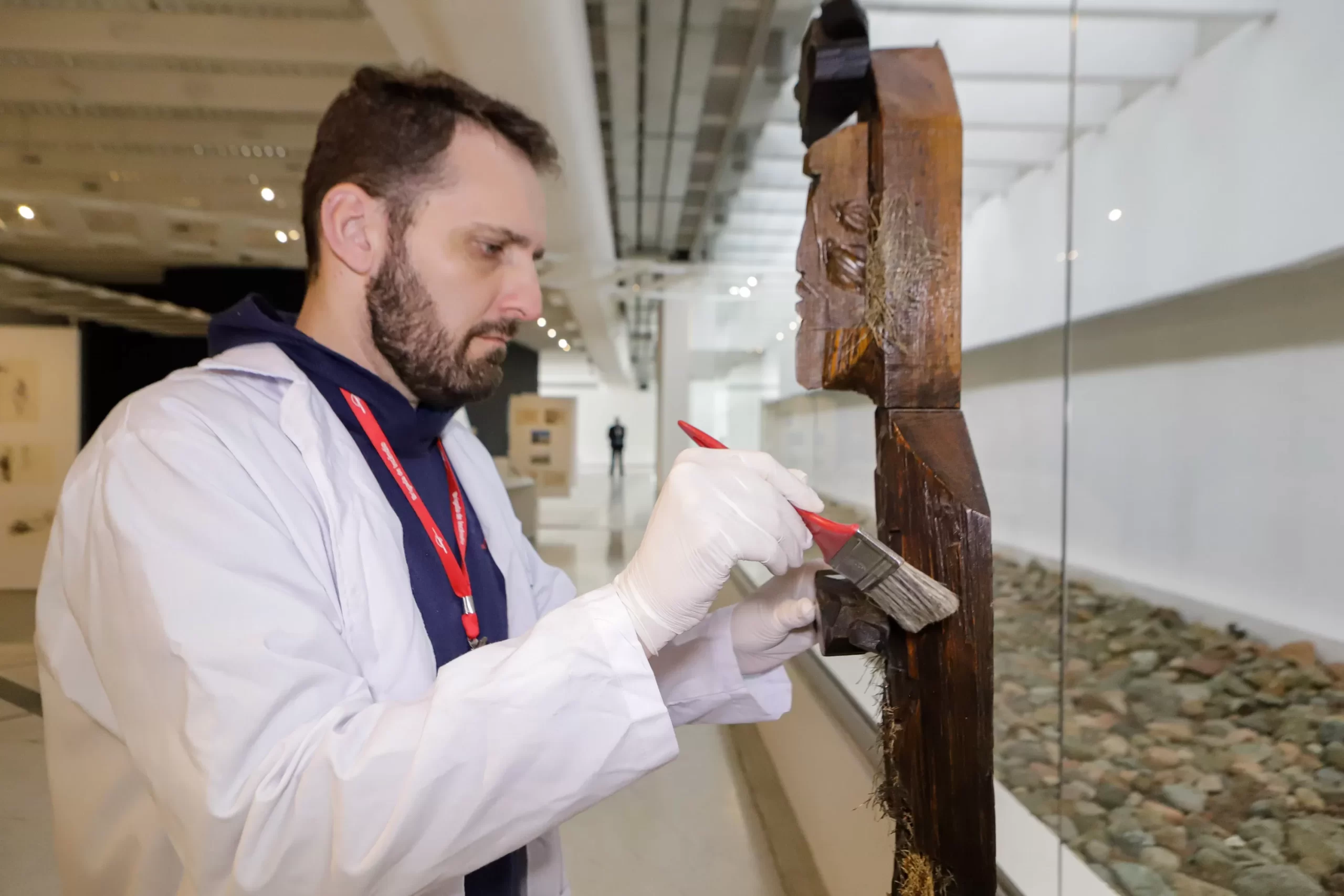 Trabalho invisível: setor de conservação do MON cuida de 14 mil obras de arte