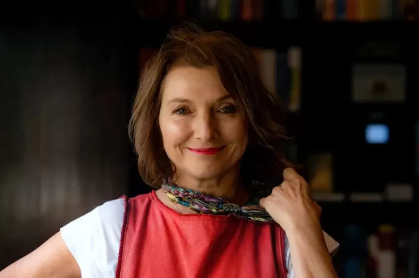 “Fragilidades”: Escritora Cléo Busato lança seu  primeiro livro adulto, no dia 26, em Curitiba