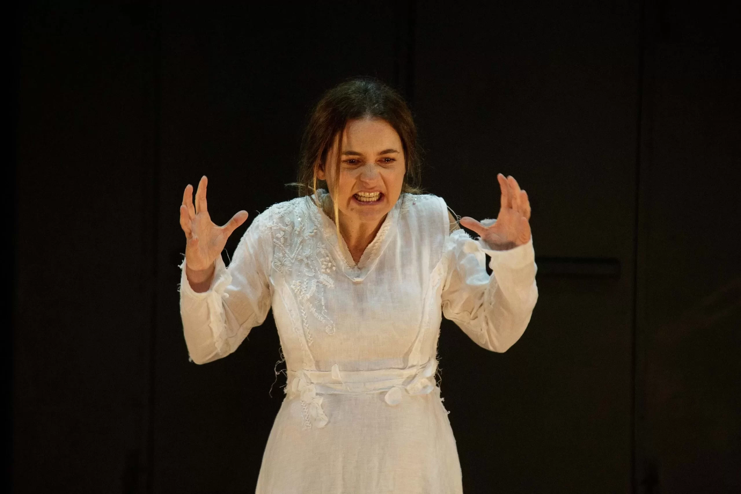 Peça no Guairinha traz atriz Cláudia Abreu imersa no universo de Virginia Woolf