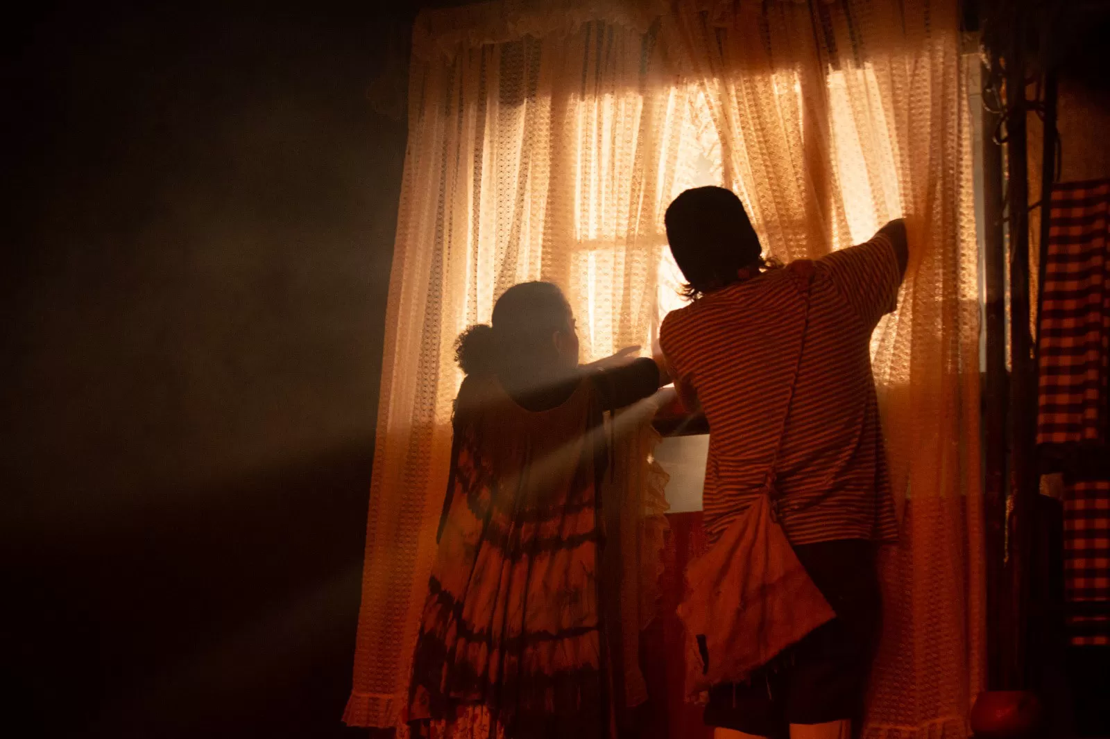 Para ouvintes e surdos: Miniauditório do Guaíra recebe a peça “Enquanto a Chuva Cai”