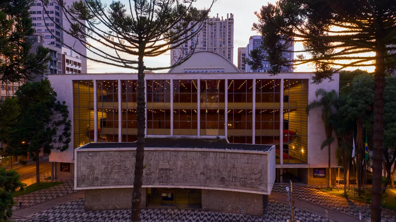 Teatro Guaíra abre edital para participação de jurados no 41º Troféu Gralha Azul