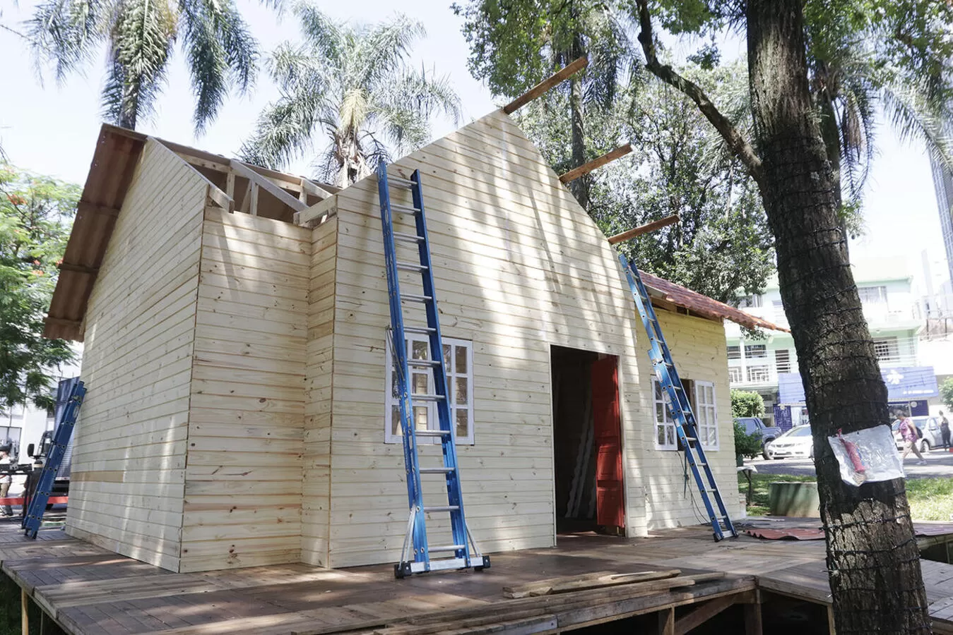 Em Toledo, Praça Willy Barth já começou a receber Vila de Natal e Casa do Papai Noel