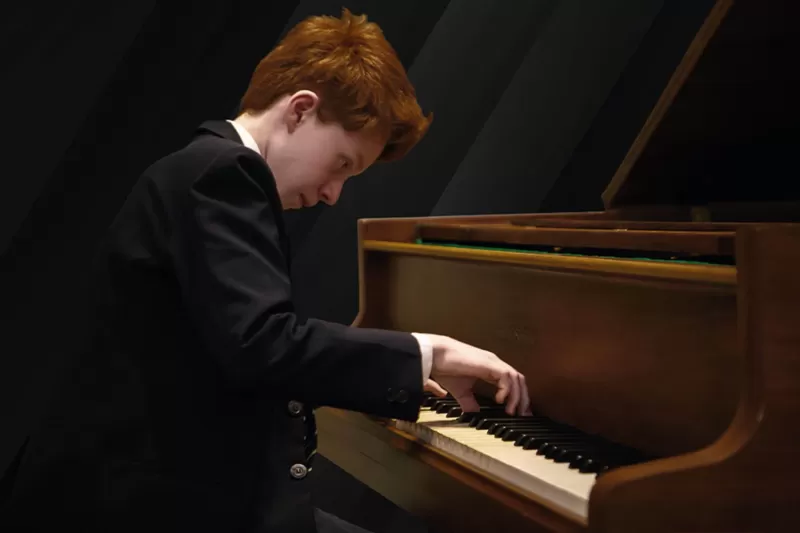 Talento da música, jovem pianista Inácio Wild se apresenta em Curitiba