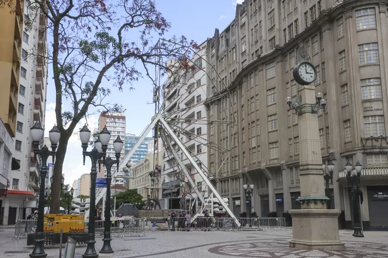 Em contagem regressiva para estreia do Natal, roda-gigante O Boticário começa a ser montada em Curitiba