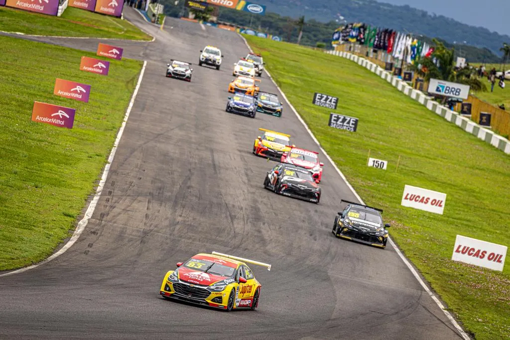 Gabriel Casagrande deixa Goiânia como líder da Stock Car