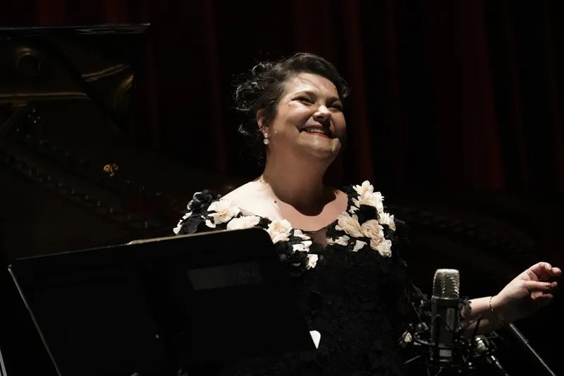 Com regência de Marília Vargas, concerto da Camerata Antiqua de Curitiba une clássicos e estreias na Capela Santa Maria