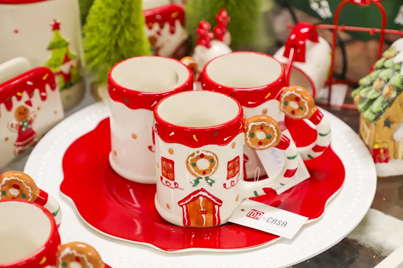 Loja na Rua 24 Horas de Curitiba traz opções de decoração de Natal para a população