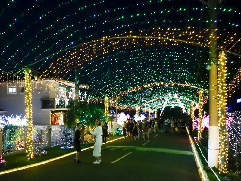 Rua da Família Moletta traz esplendor de milhares de luzes ao Natal de Curitiba