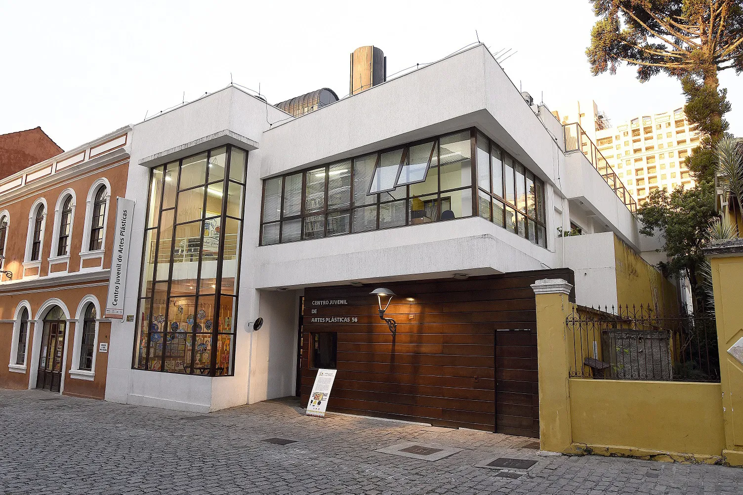 Docentes em formação do Centro Juvenil de Artes Plásticas exibem trabalhos em exposições