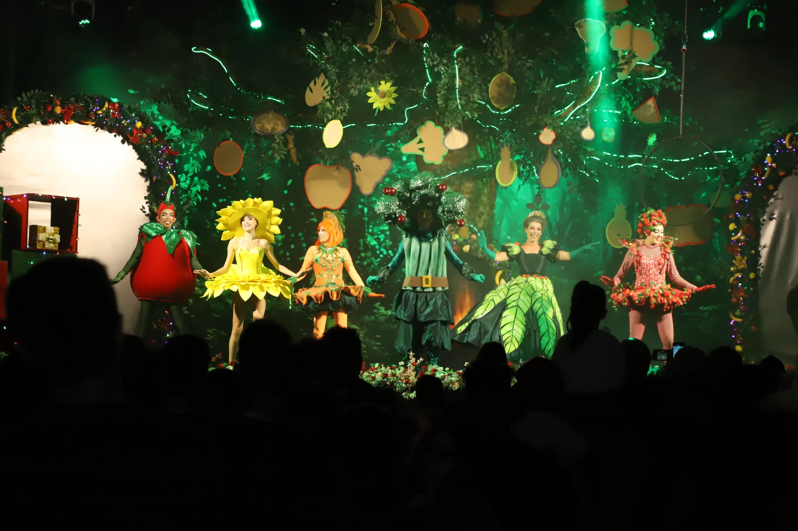 Em Curitiba, Natal da Ceasa traz frutas e legumes como personagens para falar de alimentação