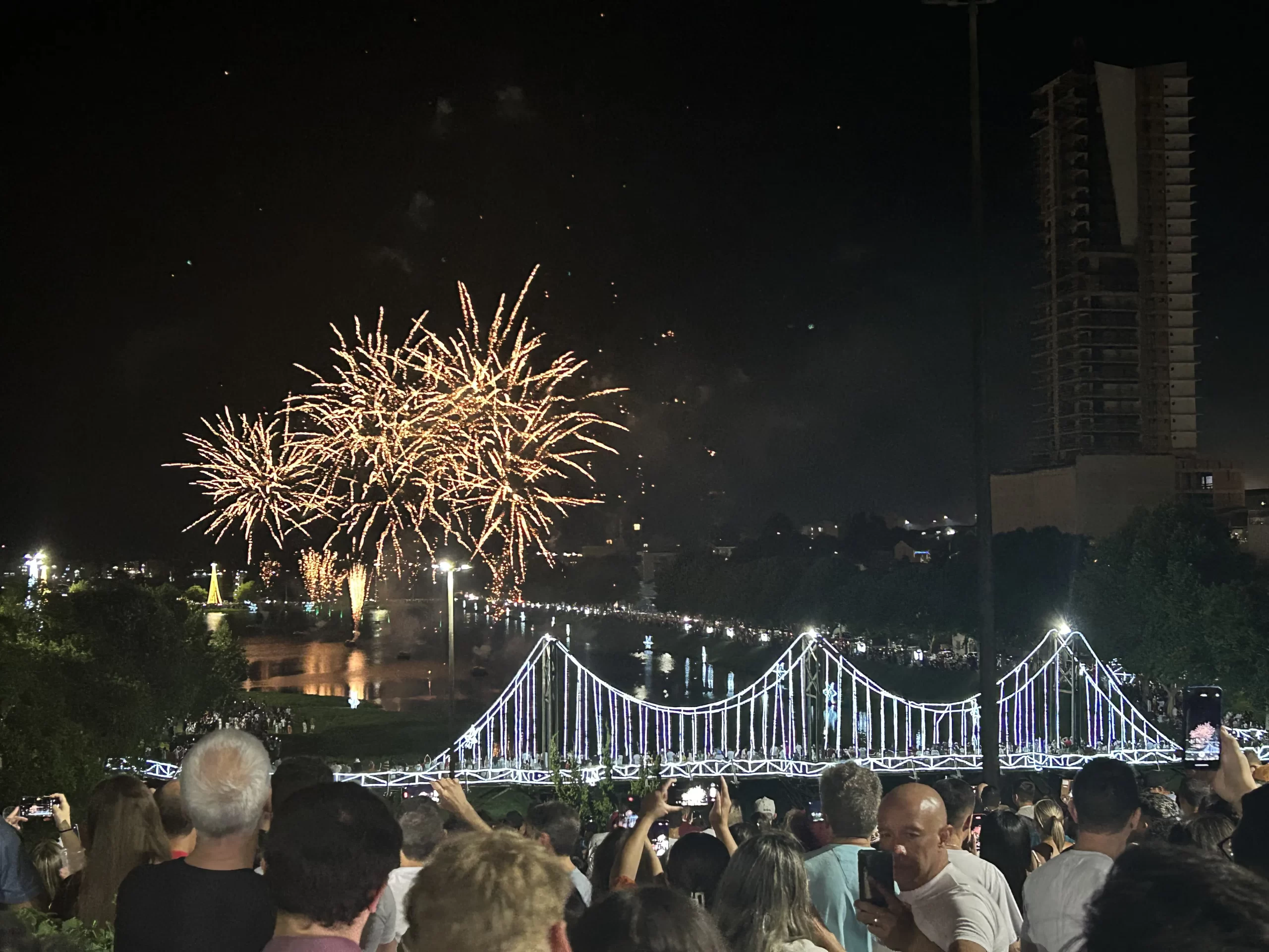 Guarapuava se despede de 2024 com queima de fogos no Parque do Lago