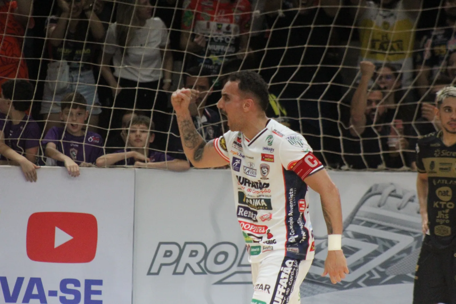 O famoso bigode de Gustavinho agora é do time gaúcho