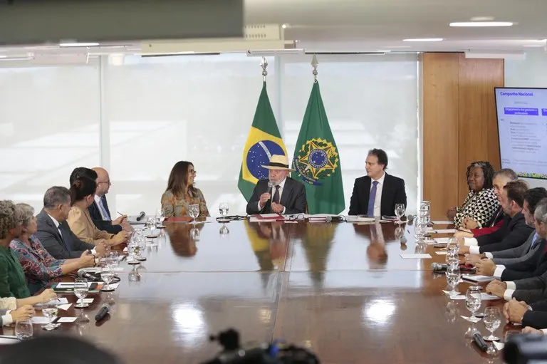 União sanciona lei que restringe uso de celulares nas escolas