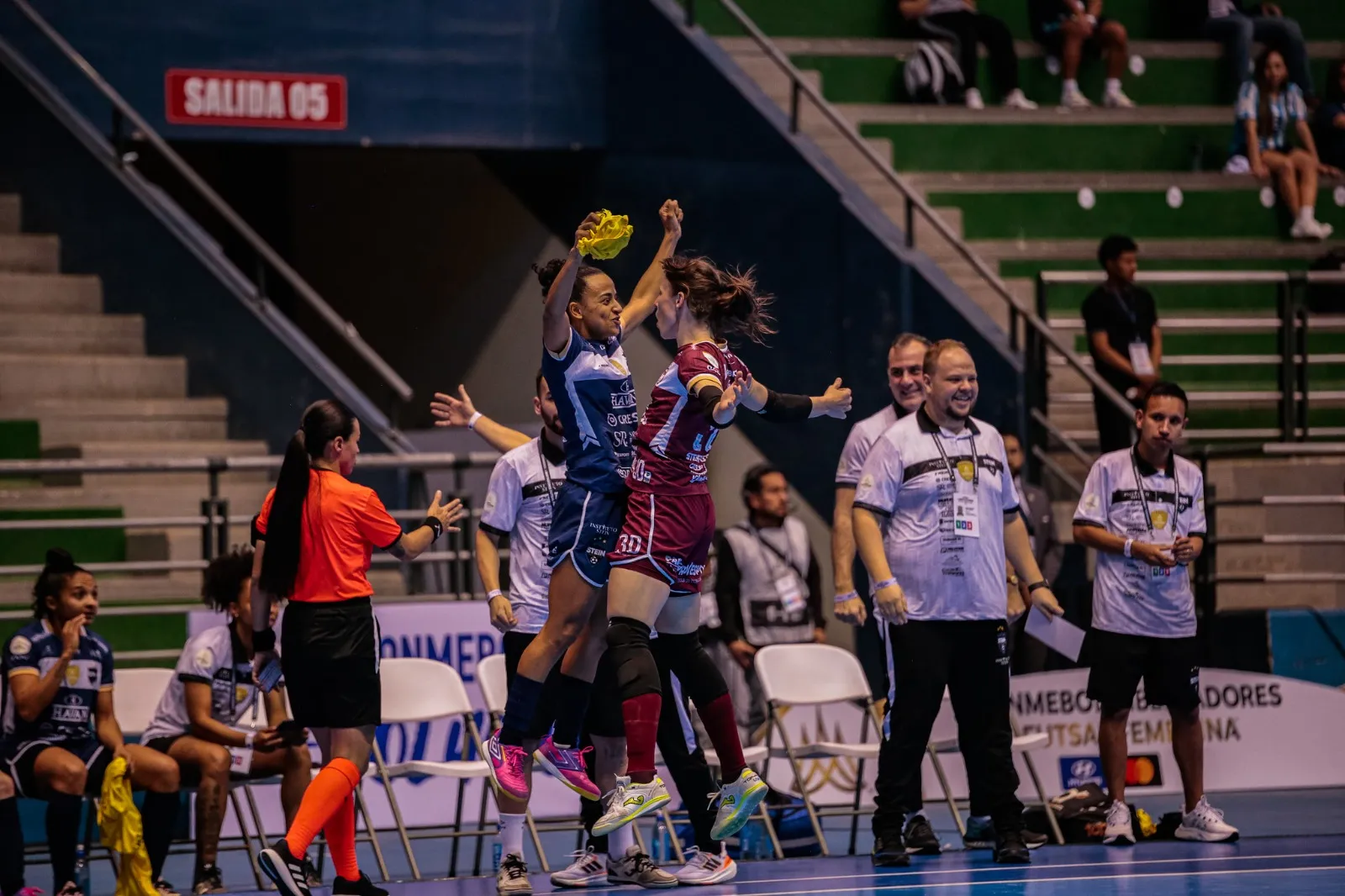 Camila e Júlia estão na Seleção Brasileira de futsal