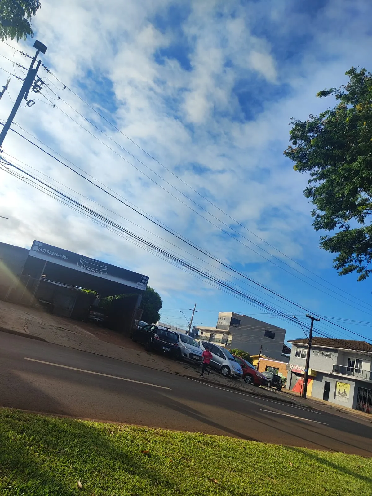 Domingo ensolarado e quente em Cascavel, com máxima de 30°C