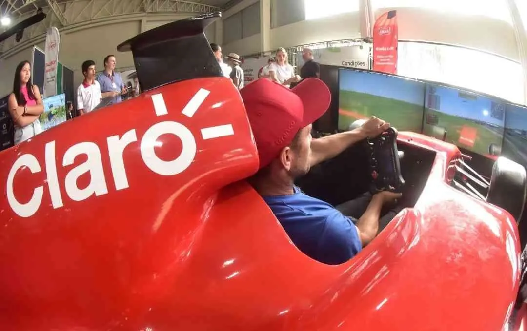 Simulador de Fórmula 1 atrai público no Show Rural Digital com experiência imersiva e emocionante