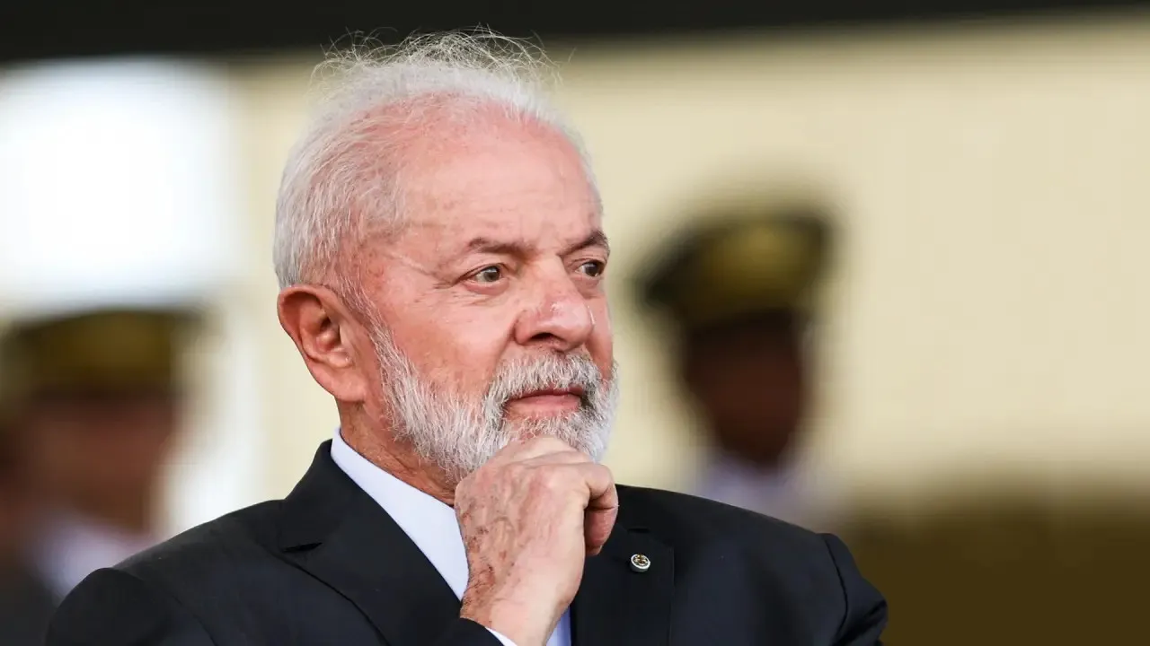 Pesquisa aponta desaprovação ao governo Lula, mas o coloca como favorito à reeleição