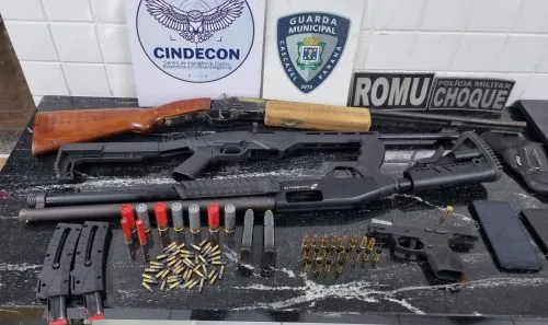 GM e PM prendem quatro suspeitos de assalto e recuperam armas roubadas