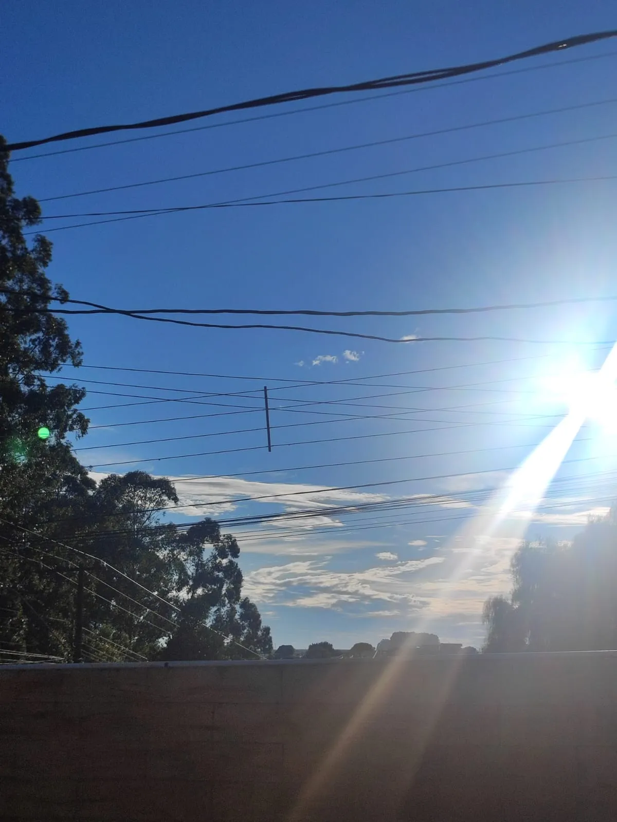 Calor e pancadas de chuva marcam o sábado de verão em Cascavel