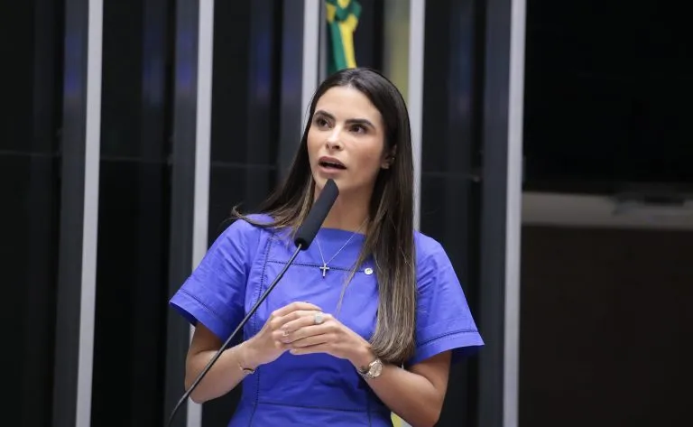 Câmara aprova punição para quem divulgar imagem de nudez gerada por IA