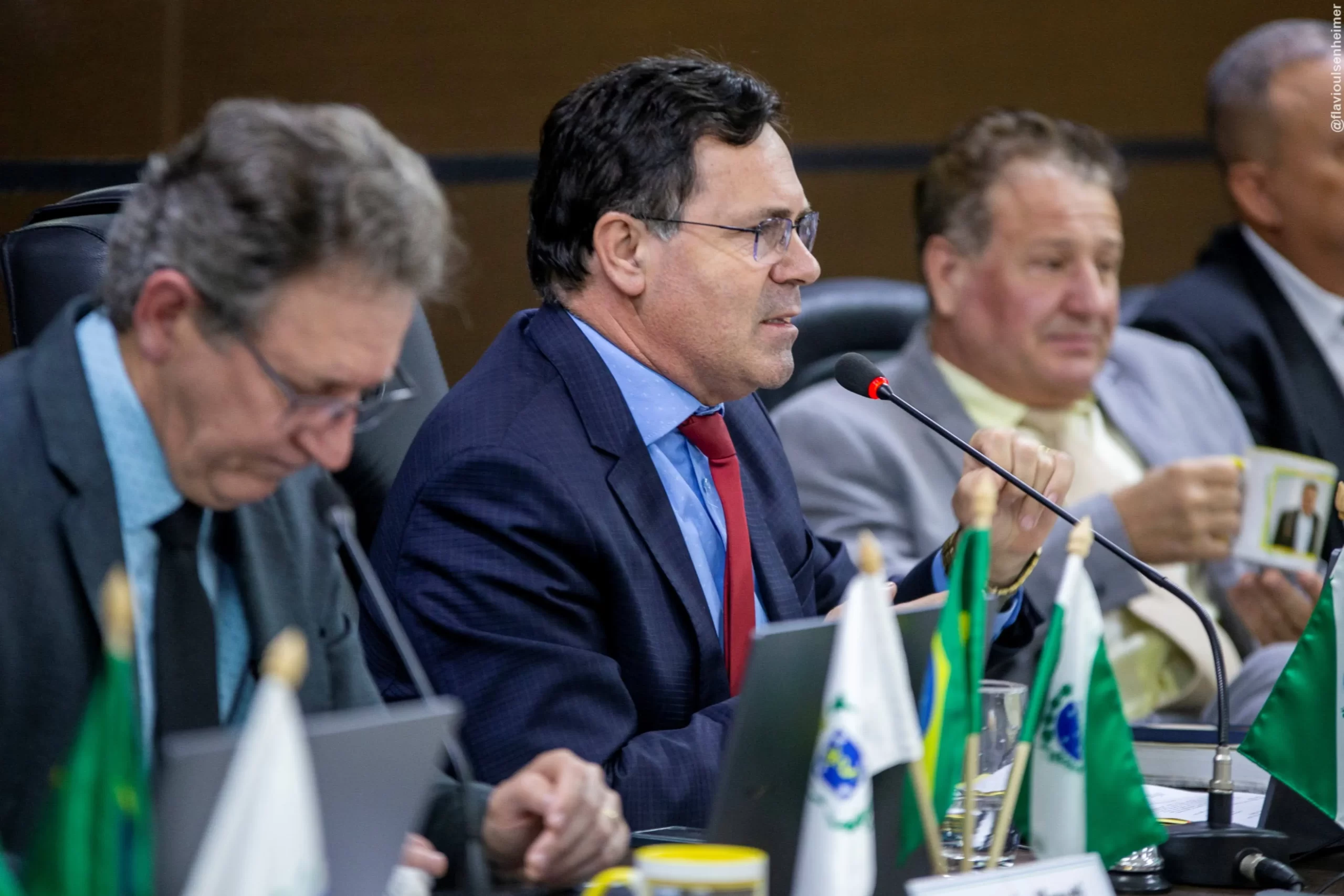 TCE investiga denúncia sobre planos de cargos e salários na Câmara de Cascavel