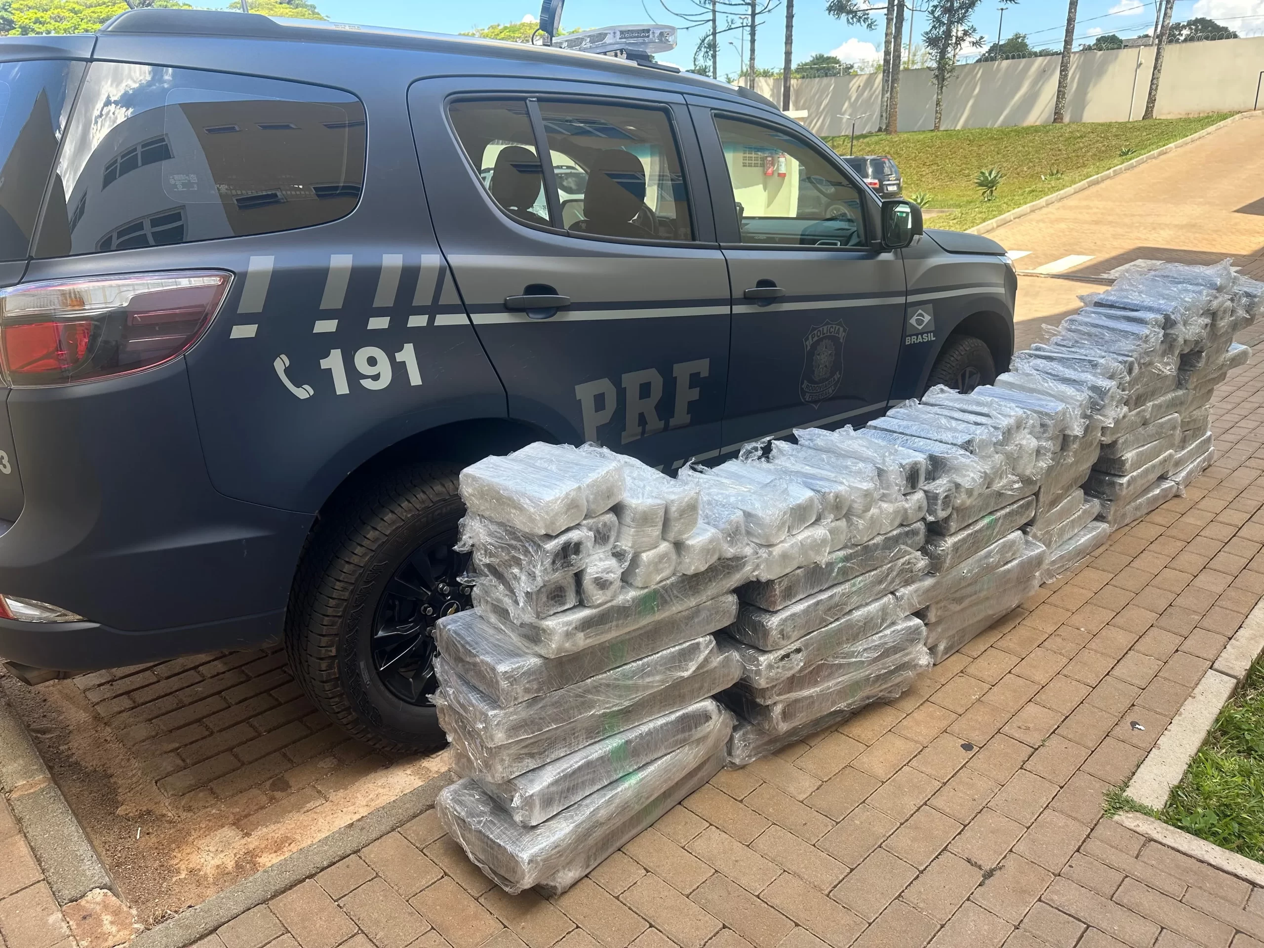 Cascavel: PRF prende quadrilha que transportava maconha em caixas de MDF