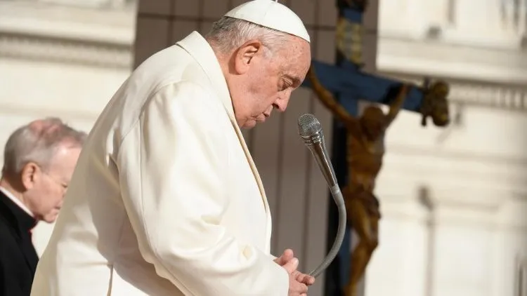 Papa Francisco passou dia sem novas crises respiratórias, diz Vaticano