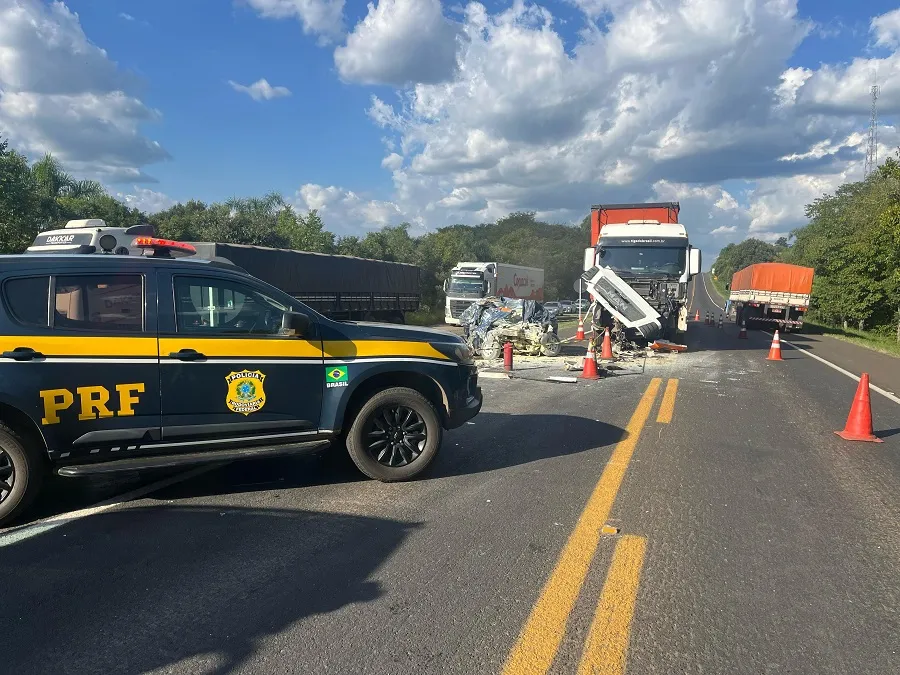 Batida frontal entre caminhão e carro deixa um morto na BR-277