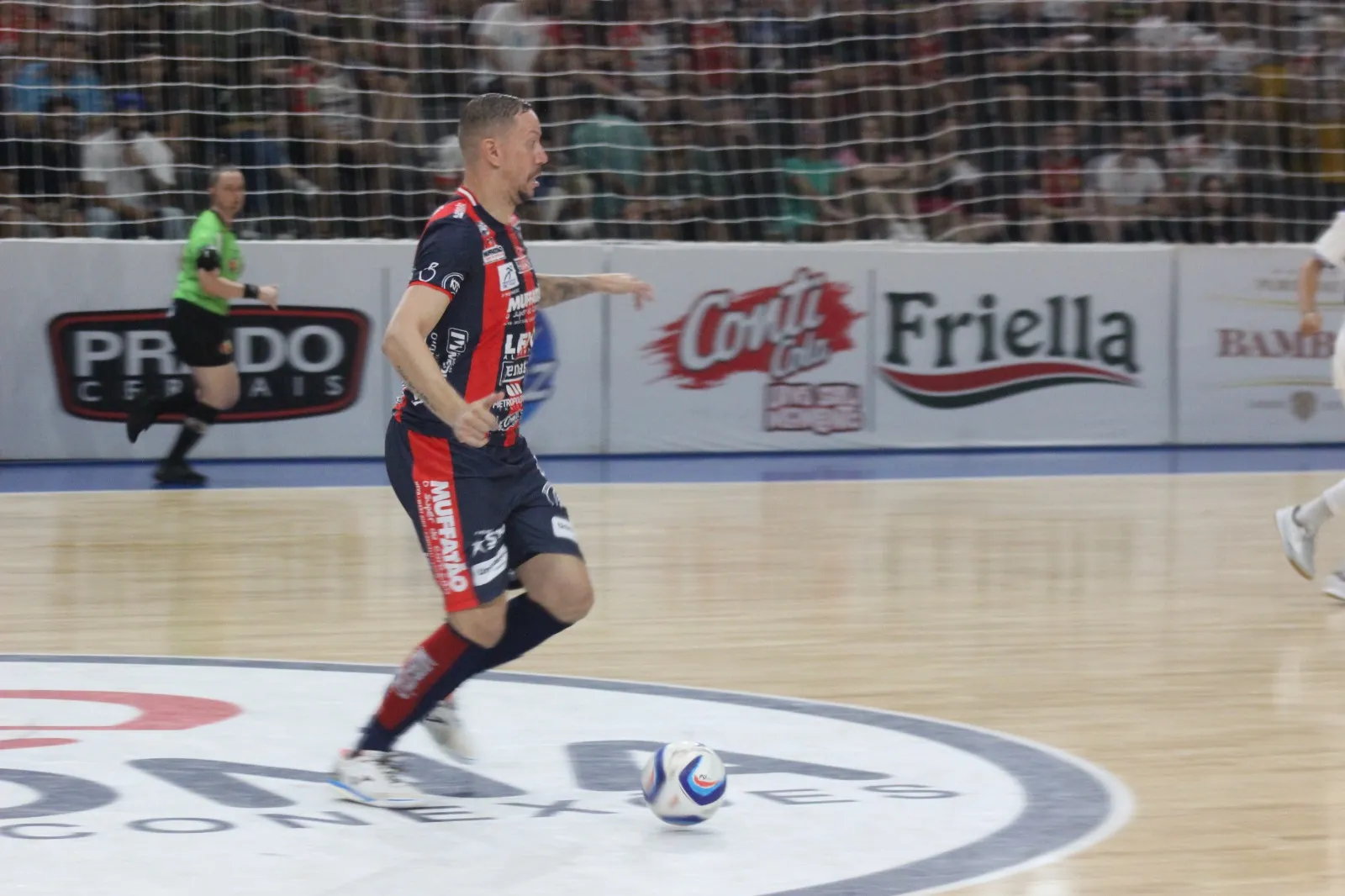 Carlão reassume a condição de líder em quadra