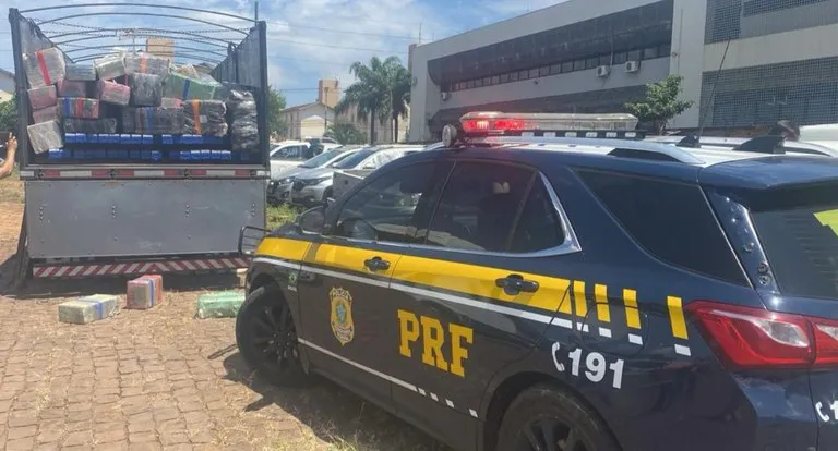 PRF apreende carreta carregada com 5,5 toneladas de maconha na região de Londrina