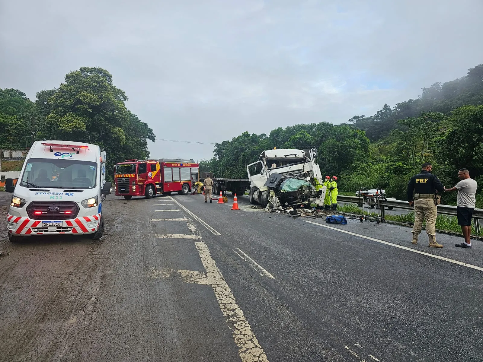 Motorista fica gravemente ferido após batida envolvendo caminhões na BR-277