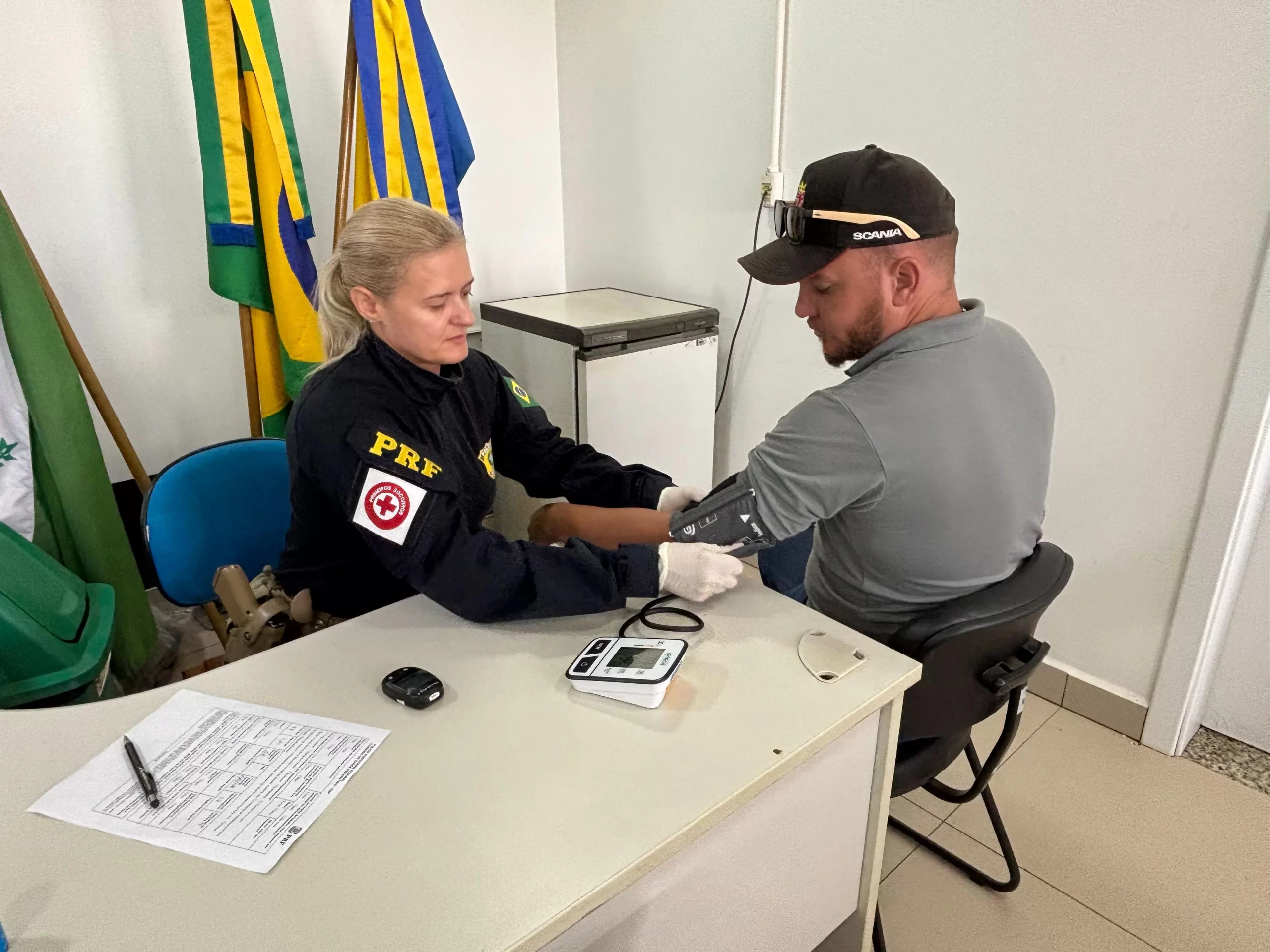 PRF realiza Ação de Saúde para caminhoneiros na BR-277 em Cascavel