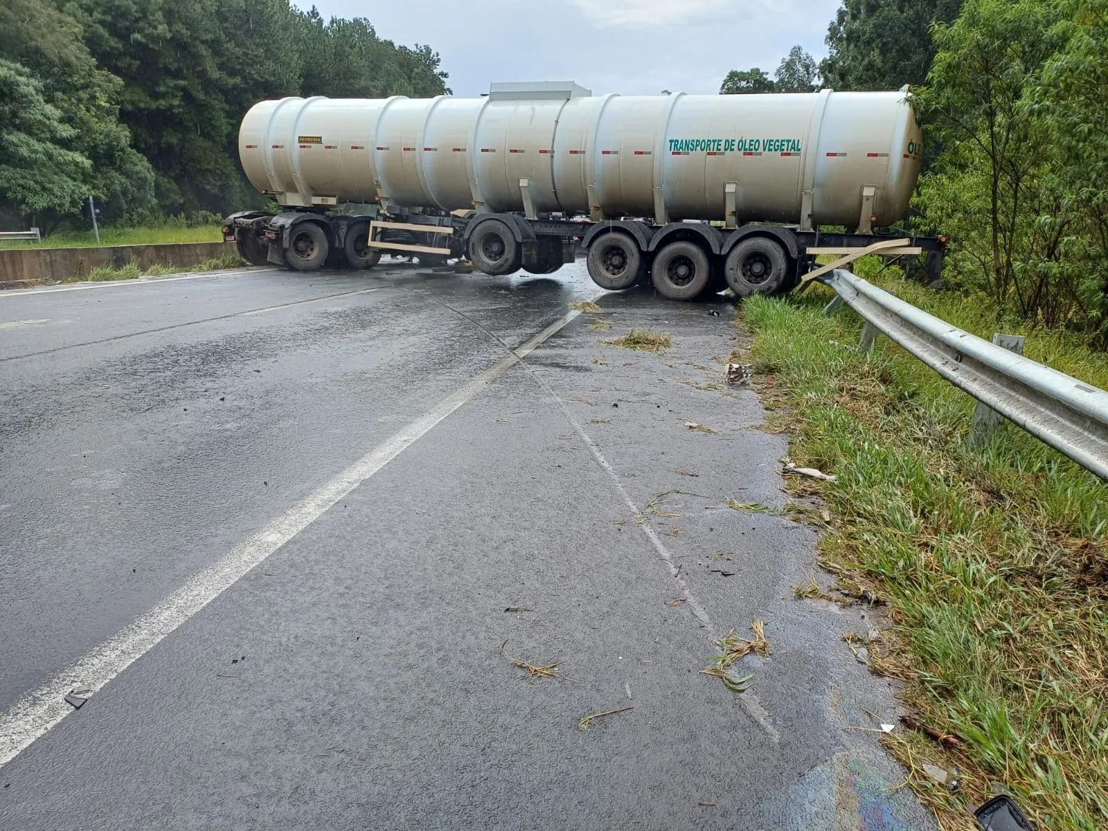 Acidente na BR 376, em Tibagi, provoca interdição da pista