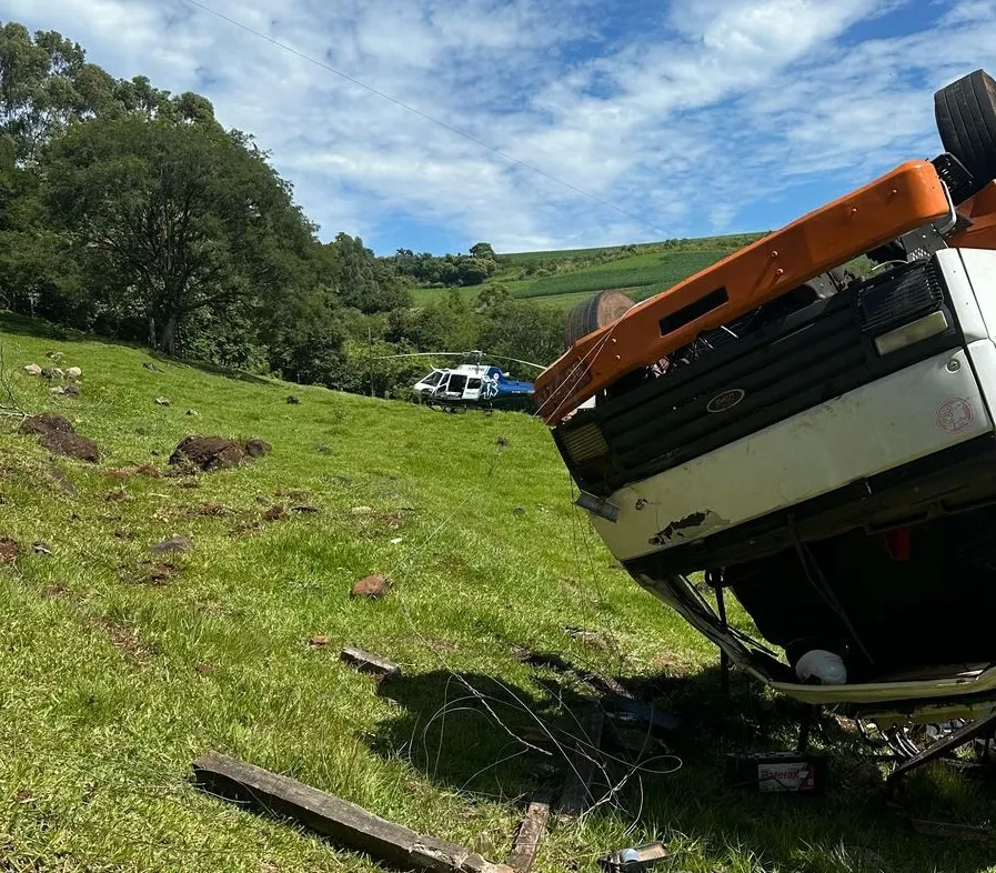 Aeromédico é acionado para atender homem vítima de capotamento