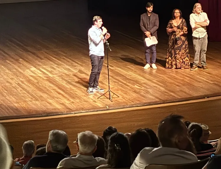 Público lota teatro para prestigiar lançamento de documentário em Cascavel
