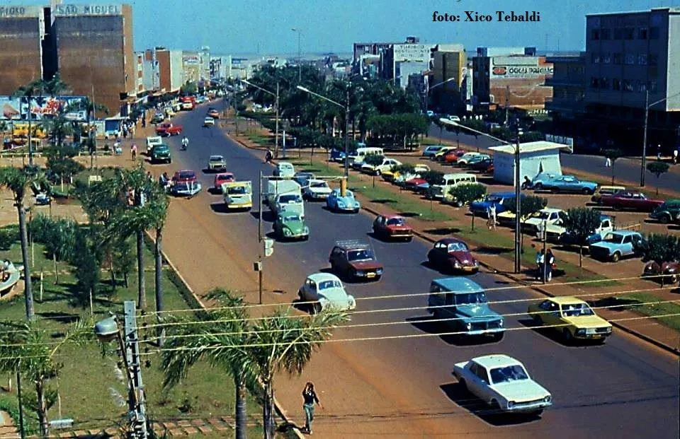 Saudade não tem idade: O colorido dos carros na Avenida Brasil