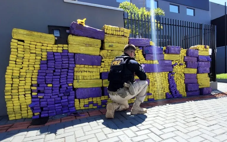 PRF apreende 1,2 tonelada de maconha em Cambé (PR) escondida em caminhão