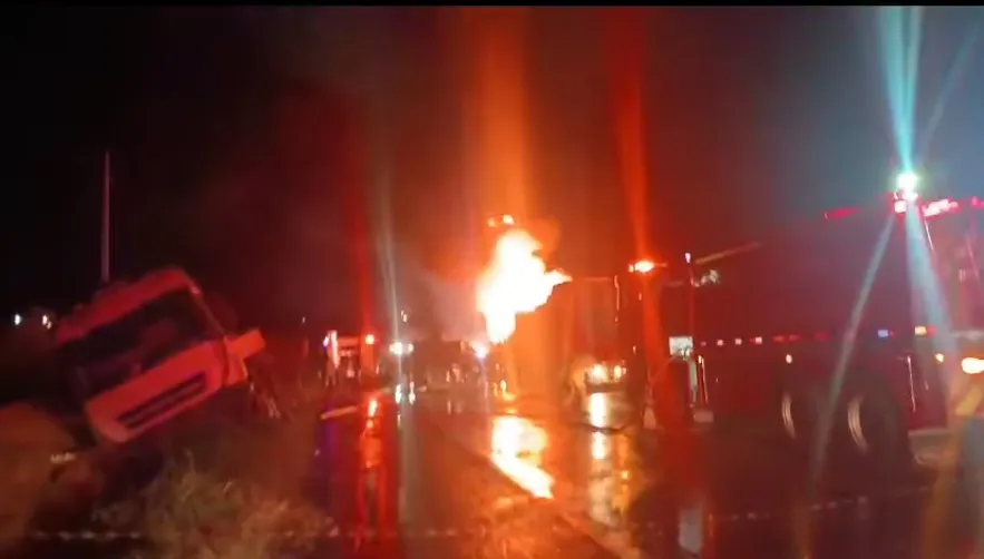 Grave acidente envolve cinco veículos, deixa um morto e três feridos na BR-376