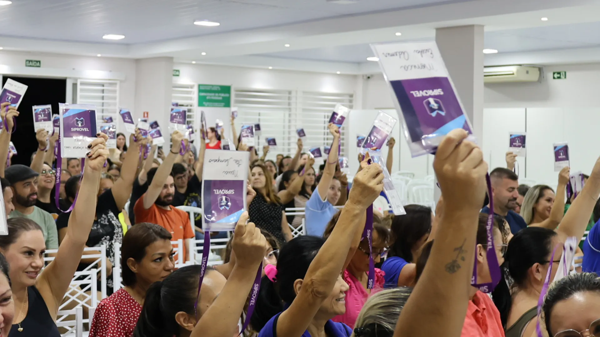 Professores aprovam reajuste de 6,27% e cobram correção de defasagem salarial