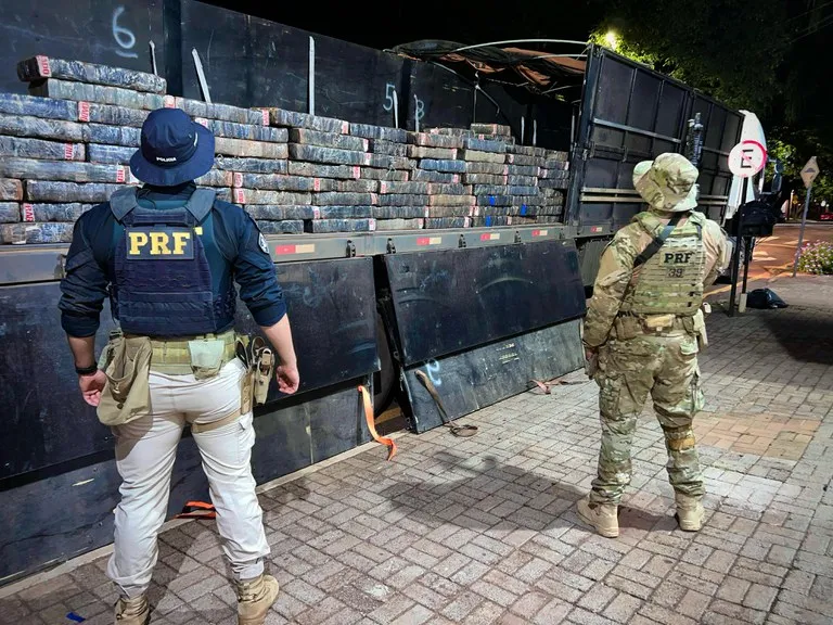 PRF apreende carreta com 1,6 tonelada de maconha em Toledo (PR)