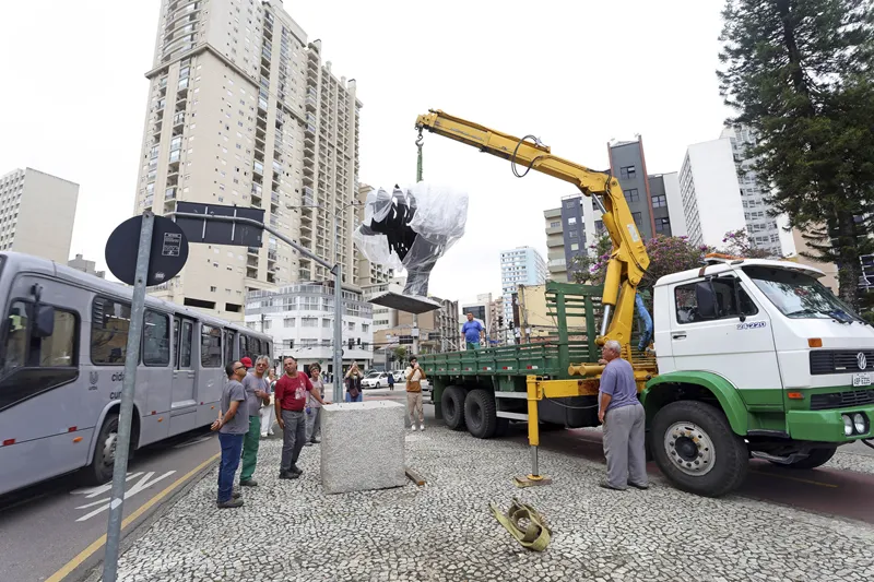 Escultura restaurada de Fernando Calderari retorna ao Centro de Curitiba e ganha mais visibilidade