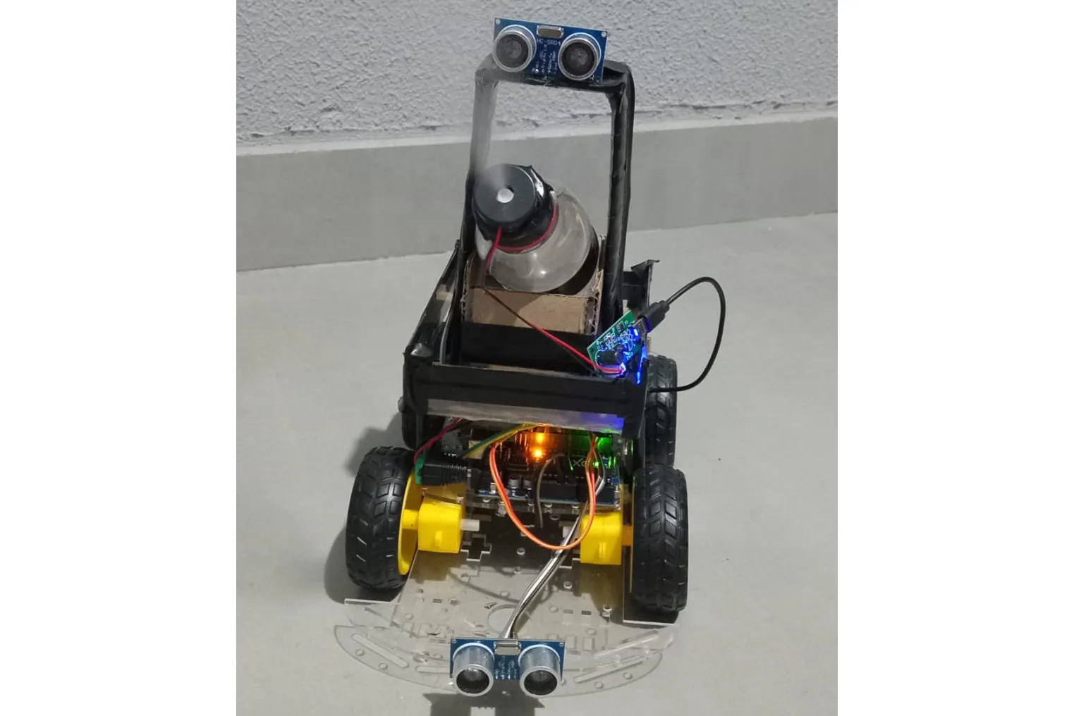 Alunos de escola estadual de Umuarama criam robô com citronela contra a dengue