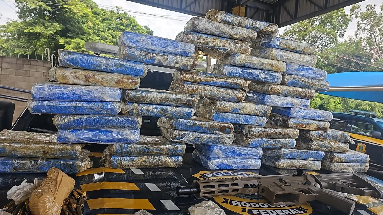 PRF apreende cocaína, armas e munições em Mandaguari
